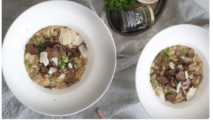 Kremowe włoskie risotto z ryżu Carnaroli z parmezanem i masłem