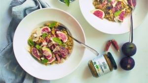 Makaron z pesto genovese i figą na talerzu z parmezanem i bazylią