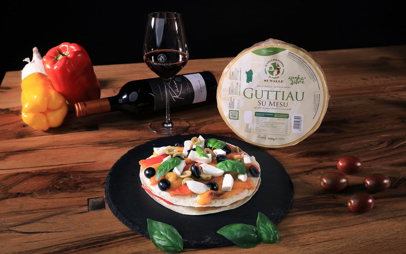 Pane guttiau z mozzarellą, papryką i oliwkami